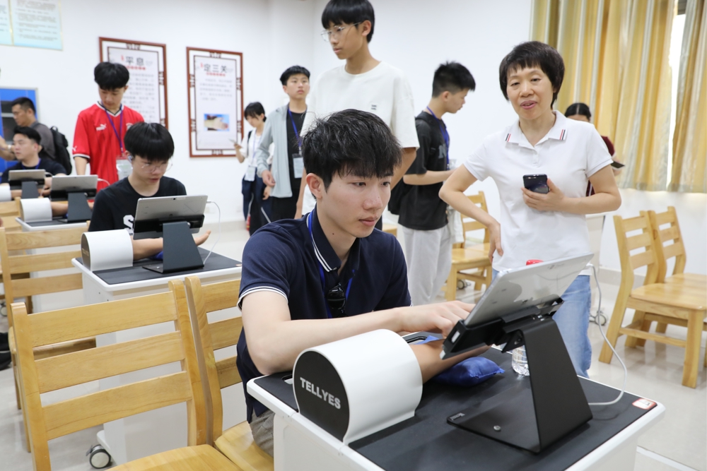 香港青年体验AI脉诊技术