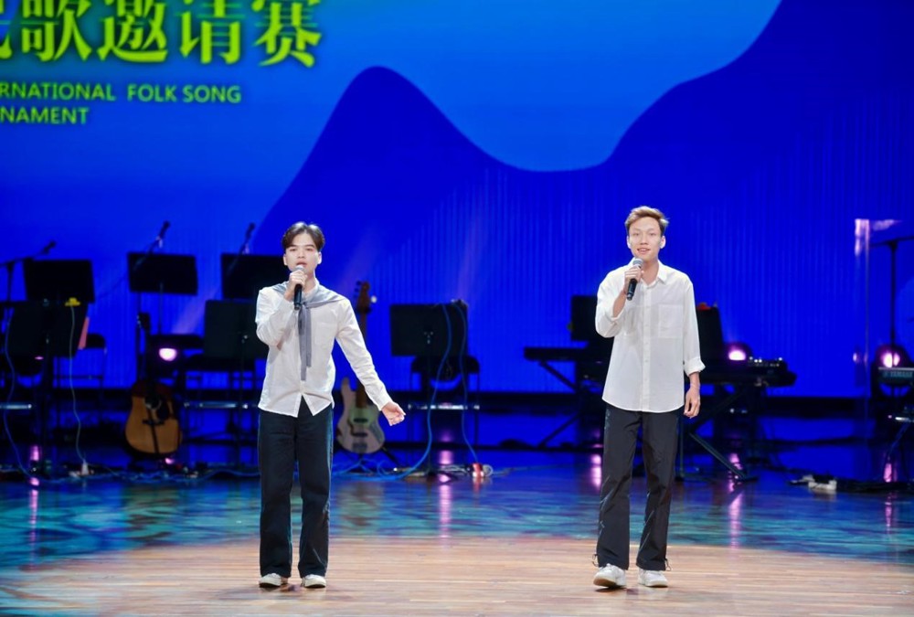 越南学子阮洪福、黄中坚演唱越南歌曲《送你回家的路》