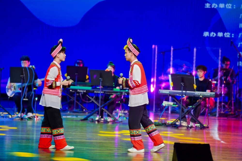 越南学子阮洪福、黄中坚身着壮族服装演唱壮语歌曲《呗侬情深》