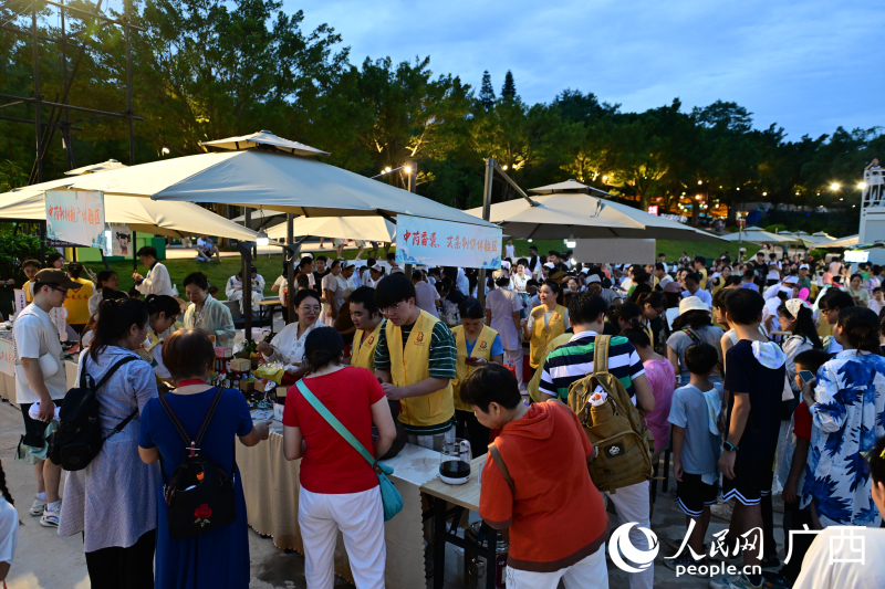 爆火的中医夜市。人民网 雷琦竣摄