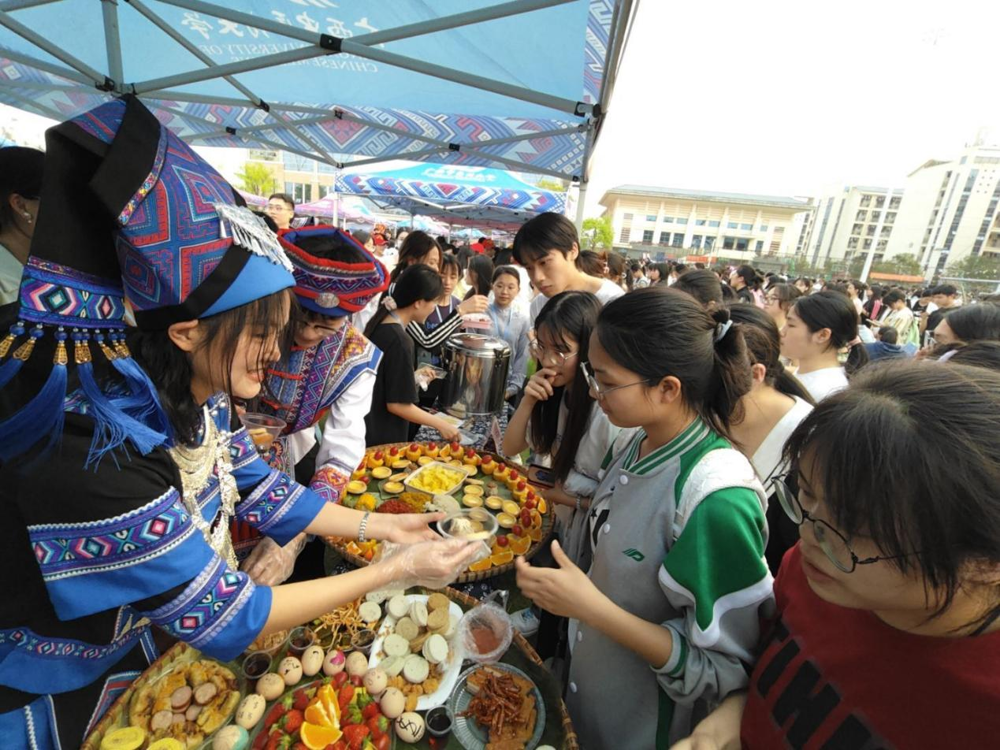 同学们品尝特色美食