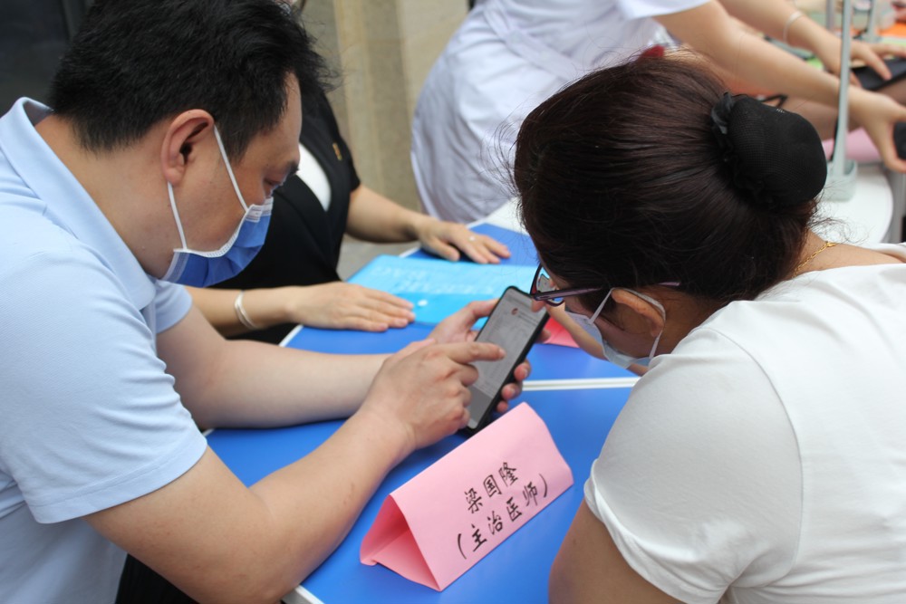 beat365基础医学专业部梁国隆老师（主治医师）给社区居民答疑解惑