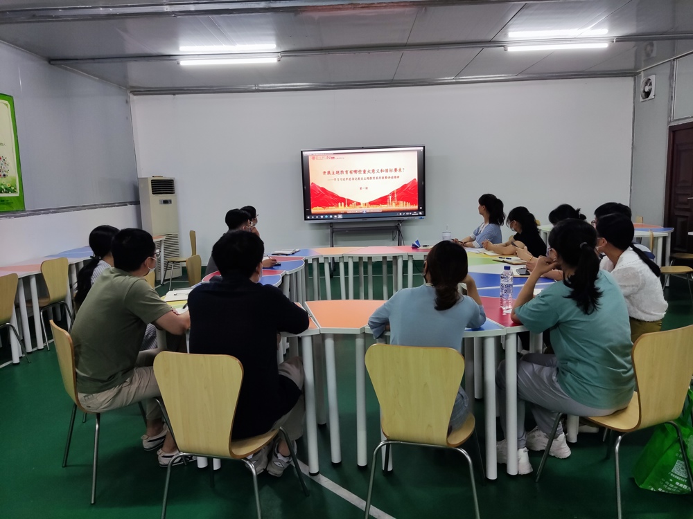 观看微党课活动现场