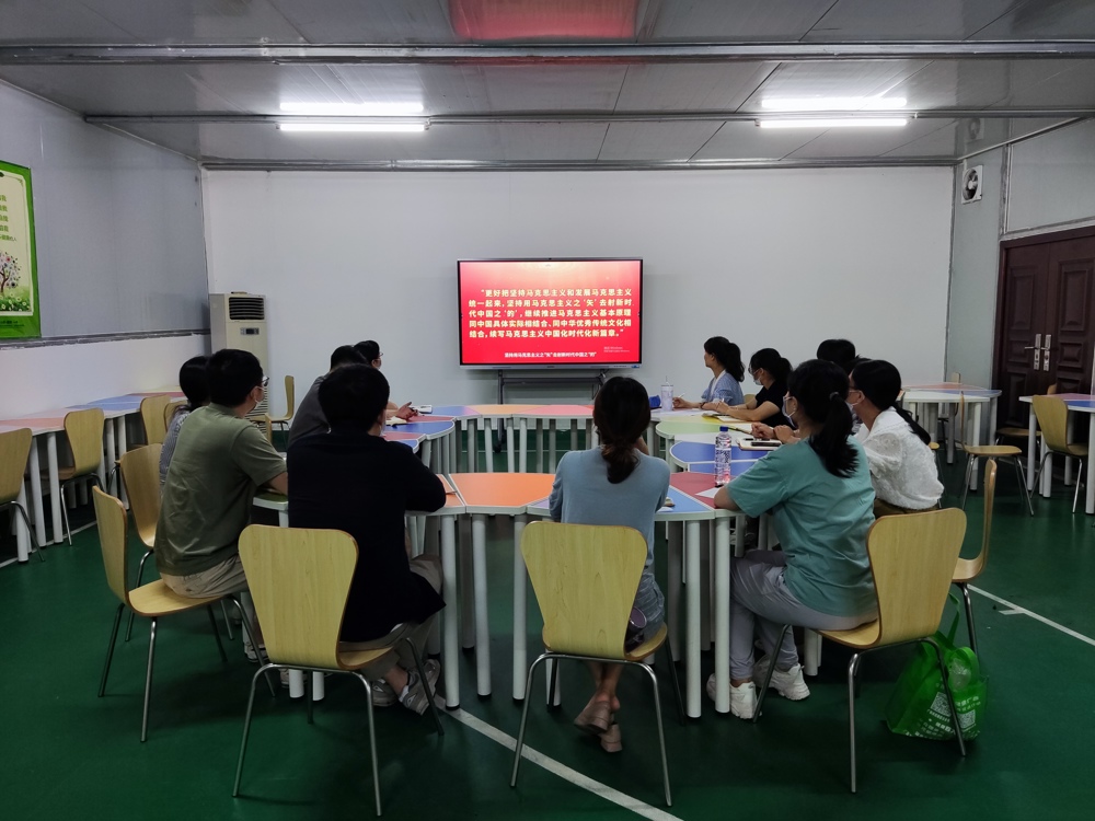 观看微党课活动现场