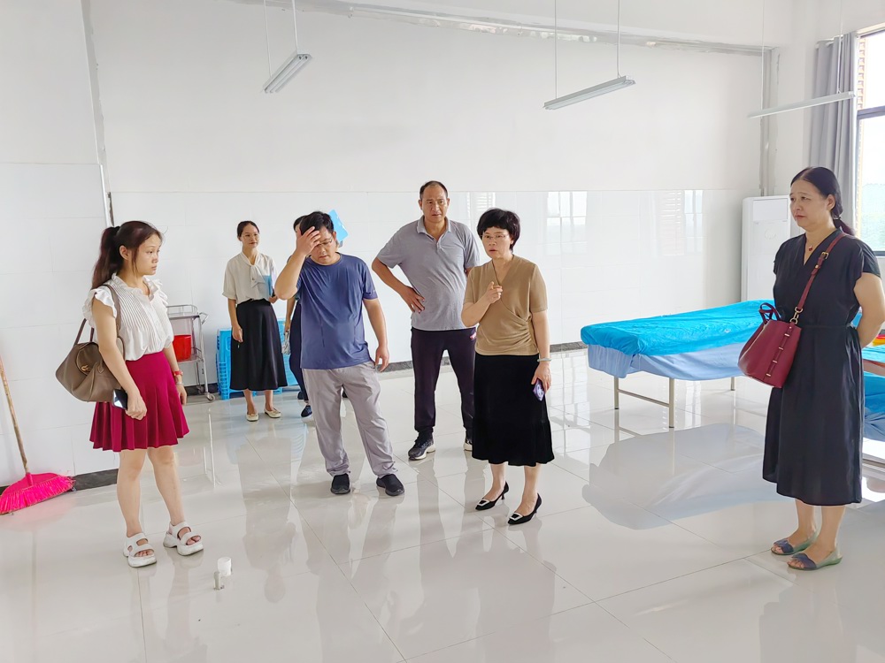 图-2 马秋平校长带队检查东盟校区实验室的教学准备情况