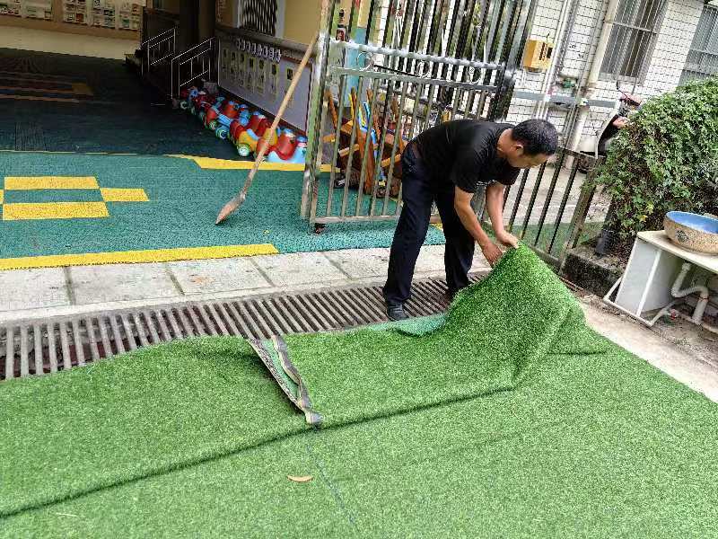 重阳城幼儿园整理地面杂物