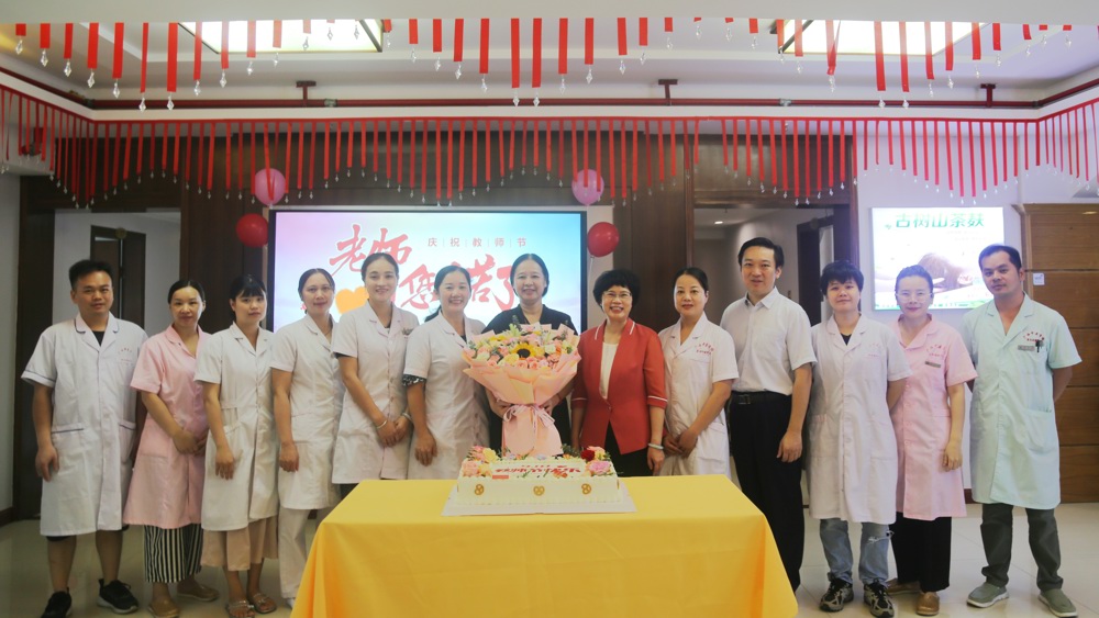 马秋平慰问康体保健中心教师