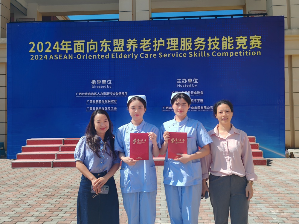 图3-参赛师生队伍获奖合影