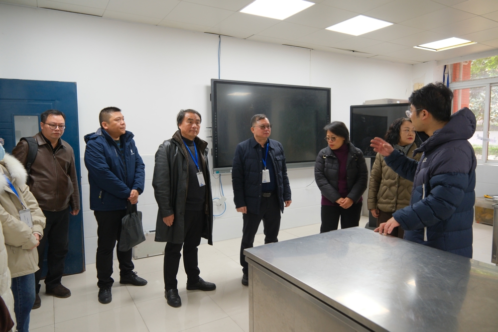 参观成都铁路卫生学校实训室