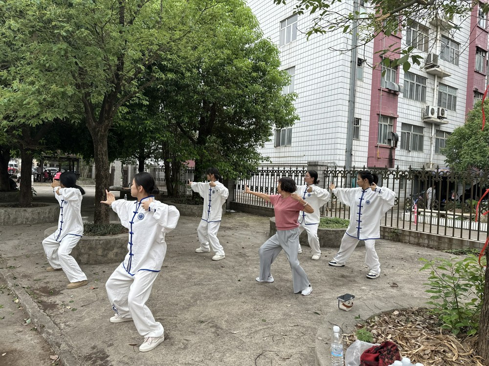 志愿者向居民传授强身保健功法(1)