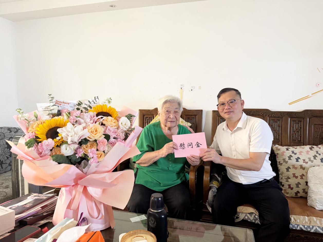 慰问离休教师代表11