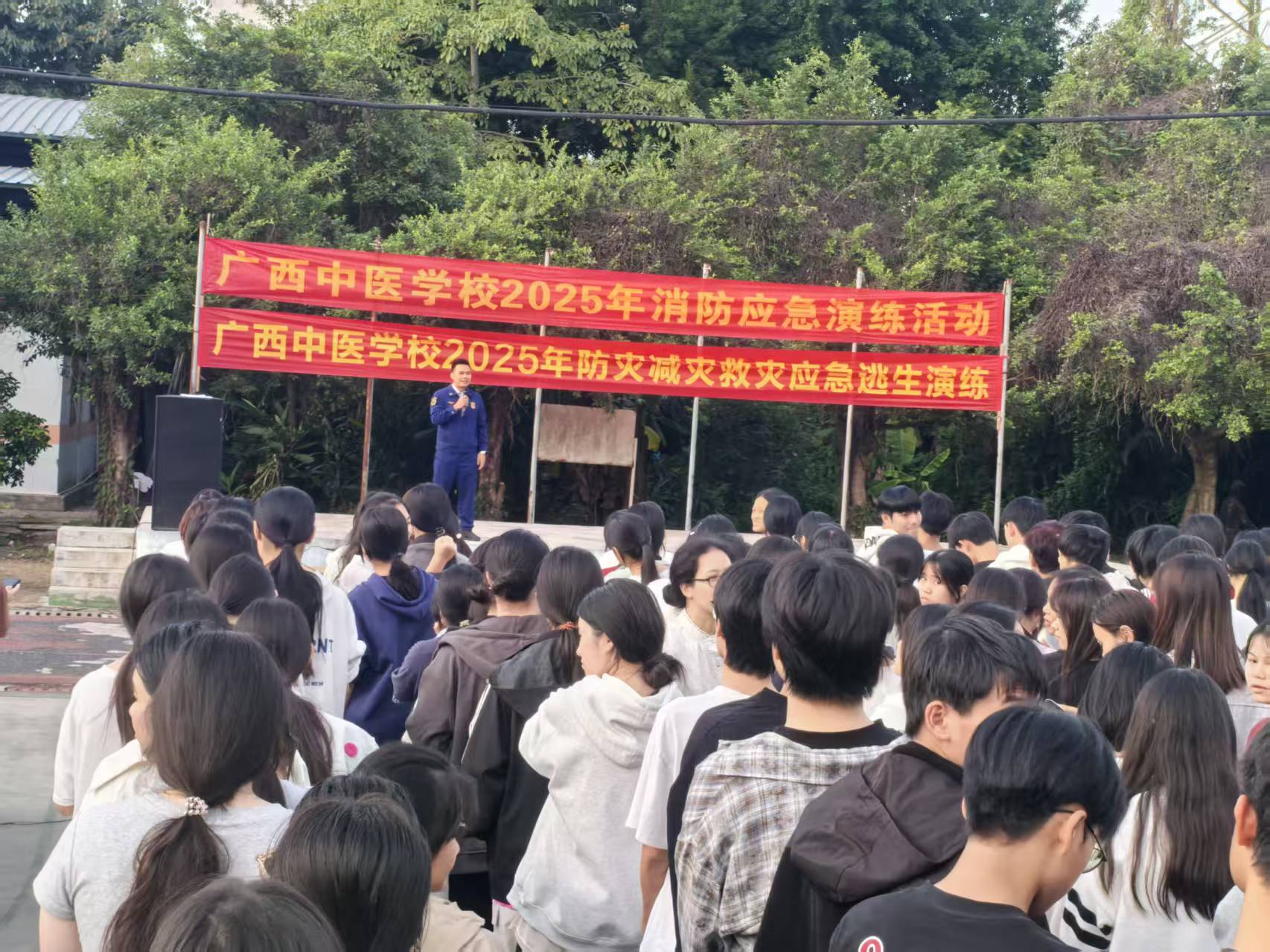 北湖消防救援站消防员同志在北湖校区进行应急疏散总结