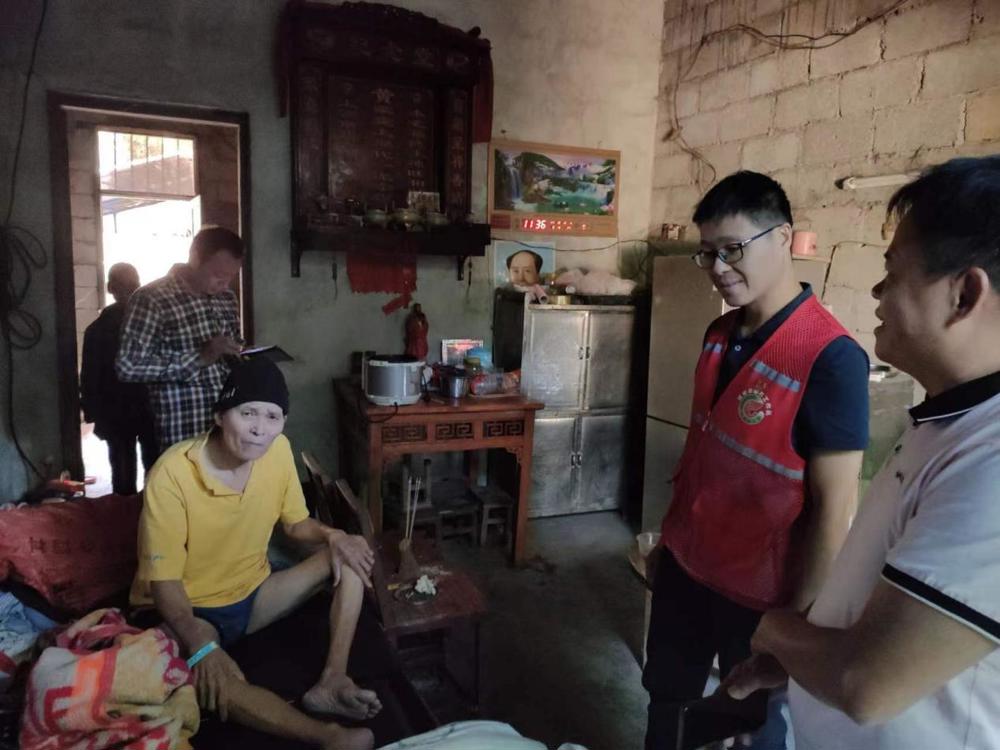 入户看望卧床老人