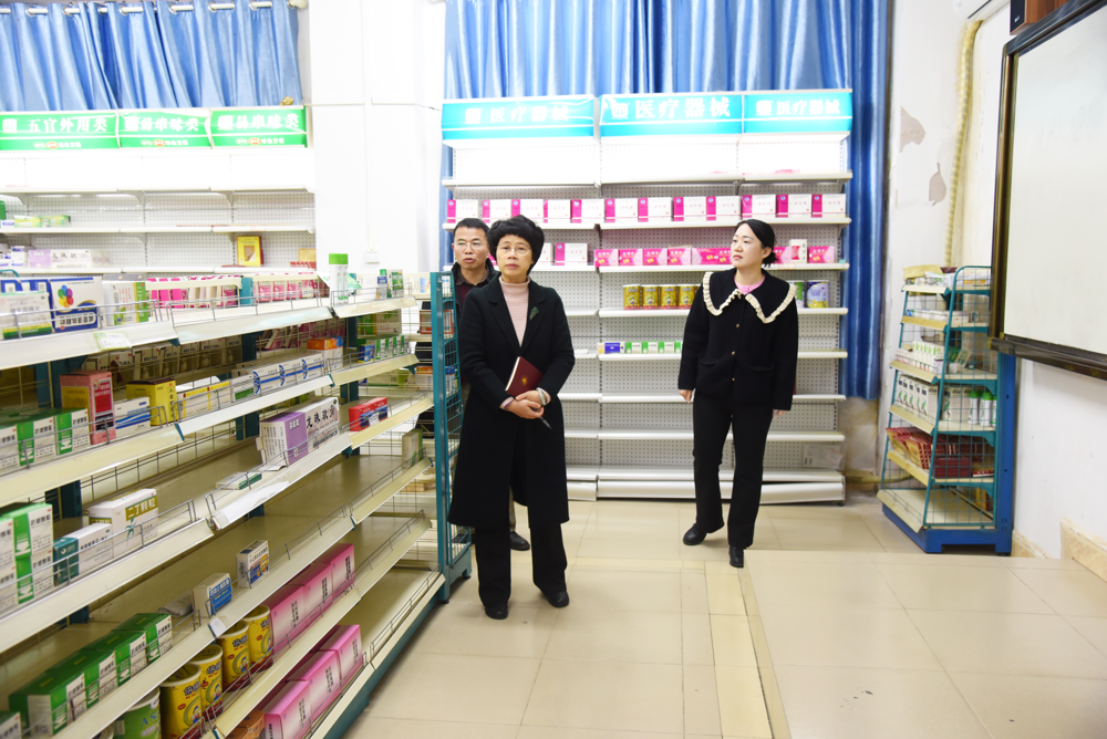 马秋平在明秀校区检查