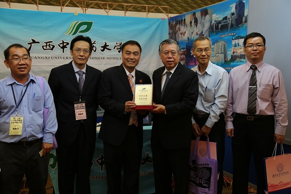 beat365代表向马来西亚华校董事联合会总会邹汉寿署理主席赠送纪念品