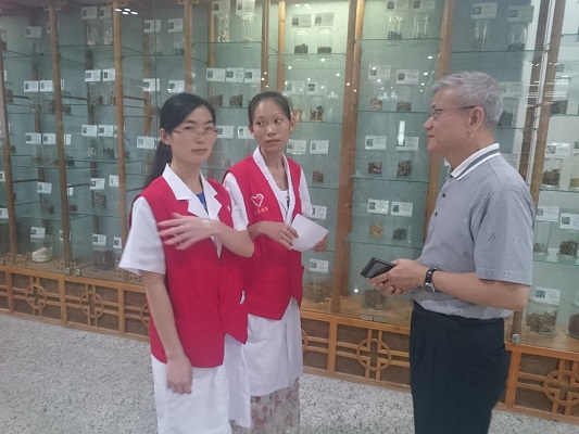 陈柱江博士参观beat365一附院与志愿者交谈