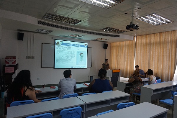 护理学院罗艺徽副书记给美国督优维尔学院护理学院师生授课