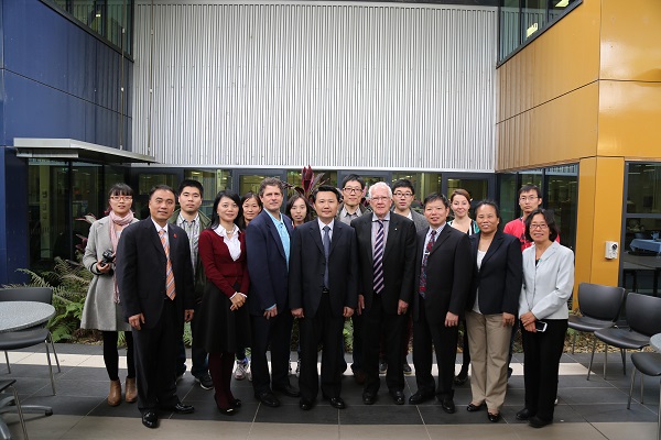 Ronald Quinn AM教授代表欧康纳校长欢迎beat365代表团,宾主合影