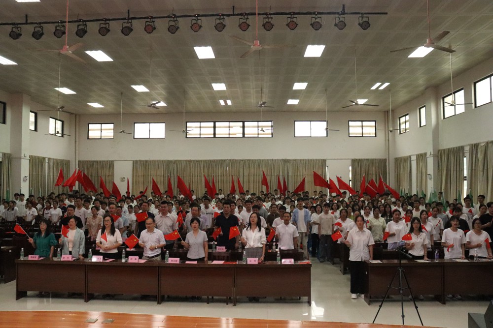 全场高唱《歌唱祖国》