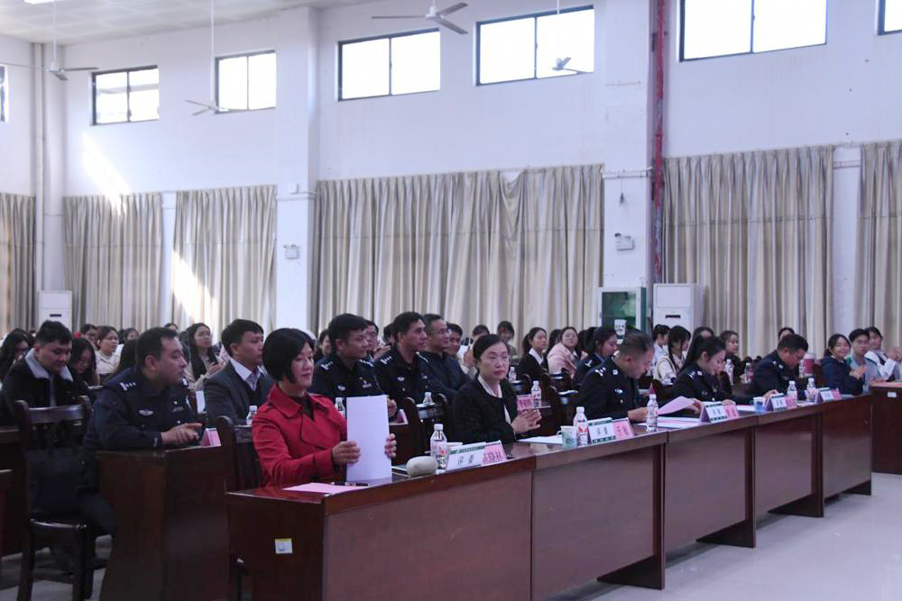 陈晓林老师在比赛现场（前排左一）