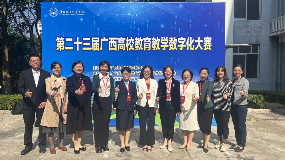 李晓梅老师（左三）在决赛现场