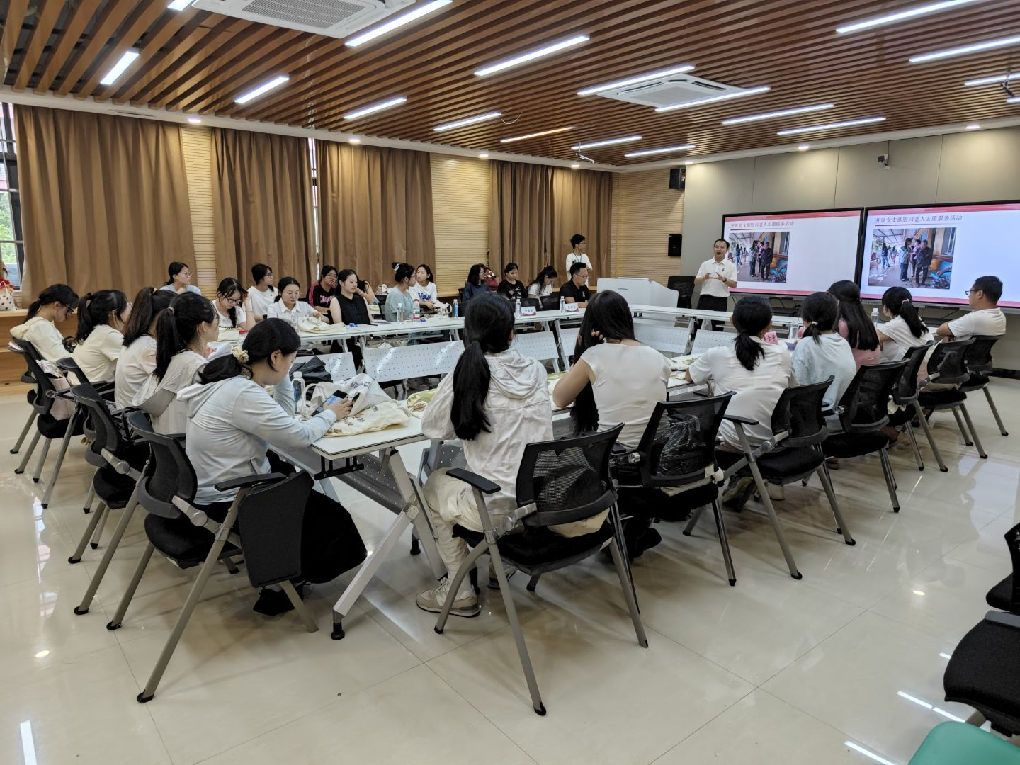 基础医学院学生第三党支部师生与南宁师范大学初等教育学院第六学生党支部师生座谈交流