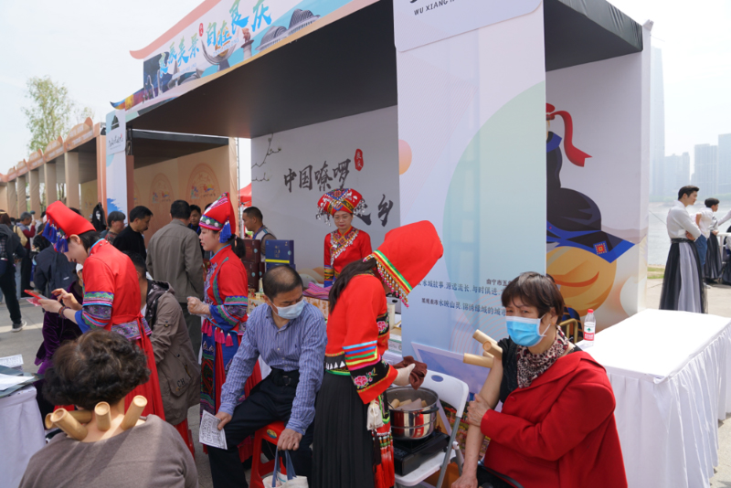 桂鄂文化旅游联合推广会、桂鄂非遗精品艺术展演活动上武汉市民零距离感受壮医竹罐疗法。beat365官方网站供图