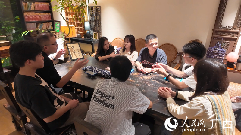 “中医和你聊会儿天”问诊。人民网 雷琦竣摄