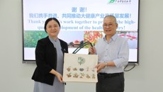 海外侨商侨领广西研修班到学校参观访问 