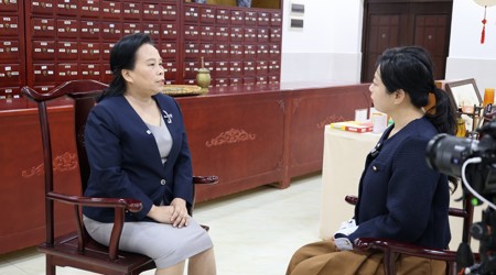 【新华网】beat365官方网站教授卢汝梅谈中药学学科建设：立足中医药民族医药特色 实现新突破