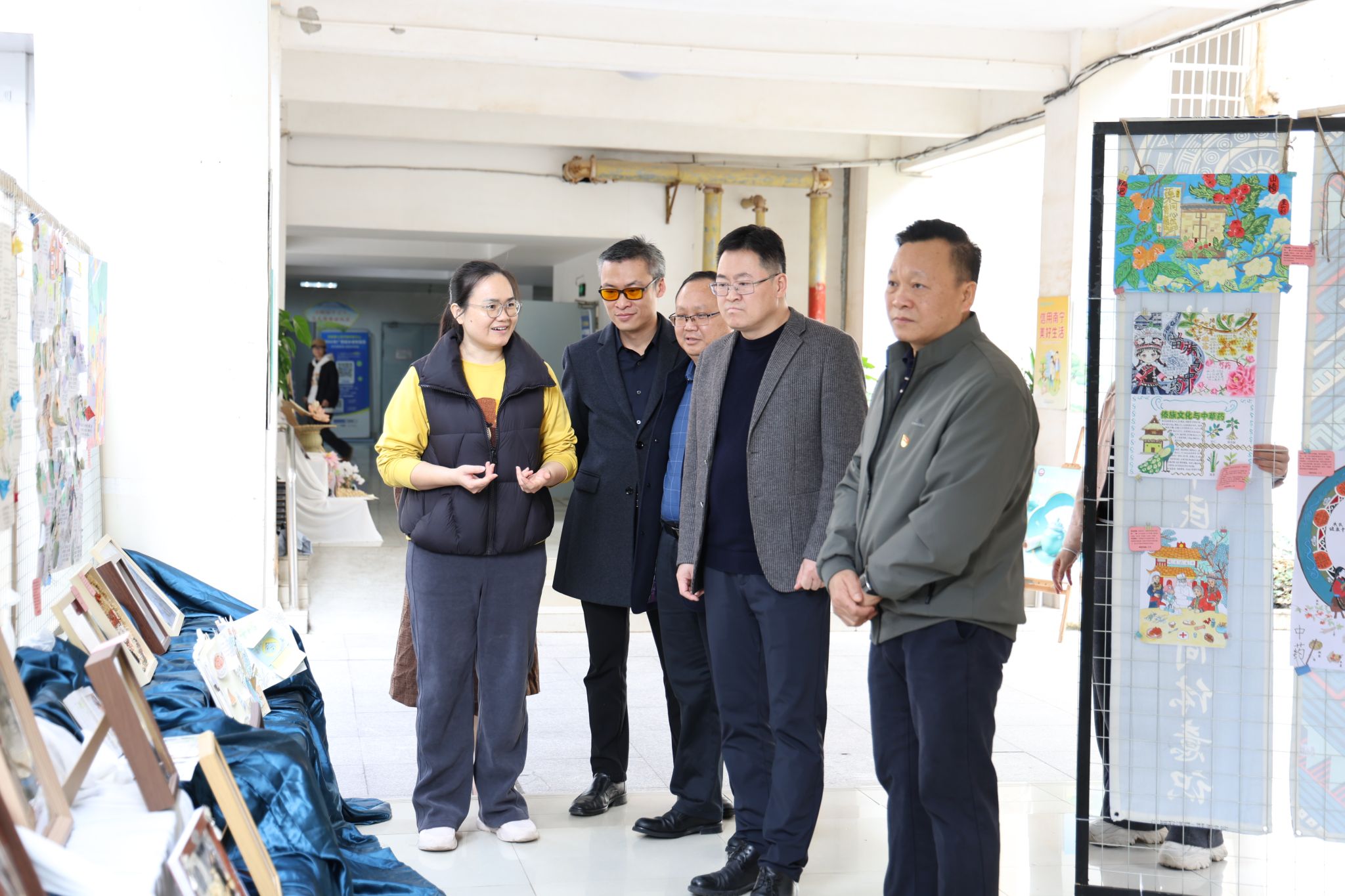 学院领导到展览现场参观指导