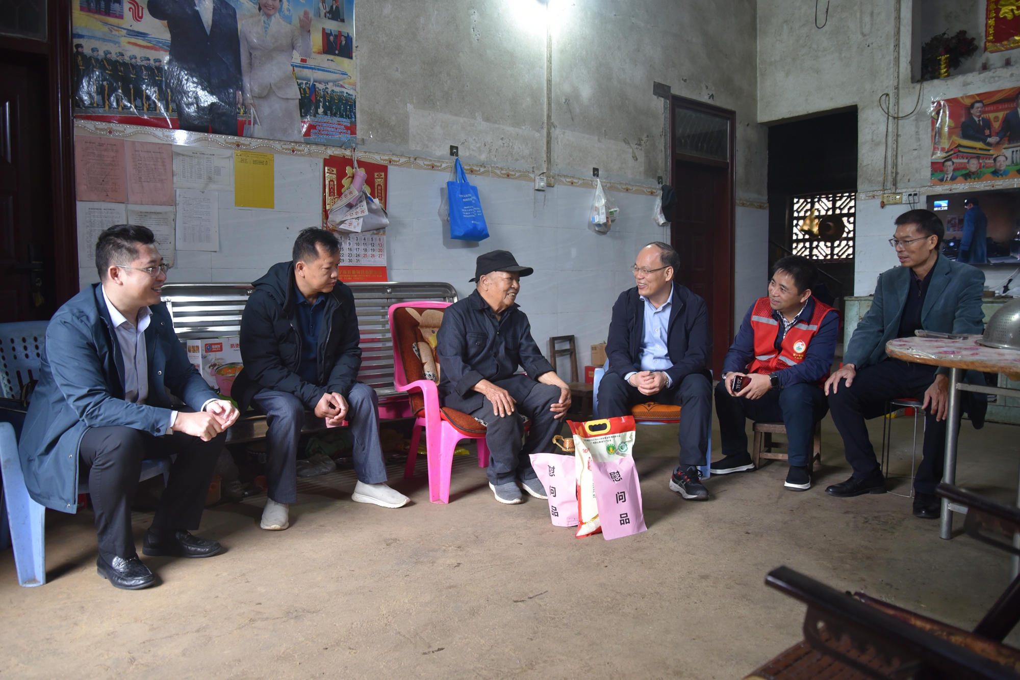 5.党委副书记邹勇慰问困难群众_副本