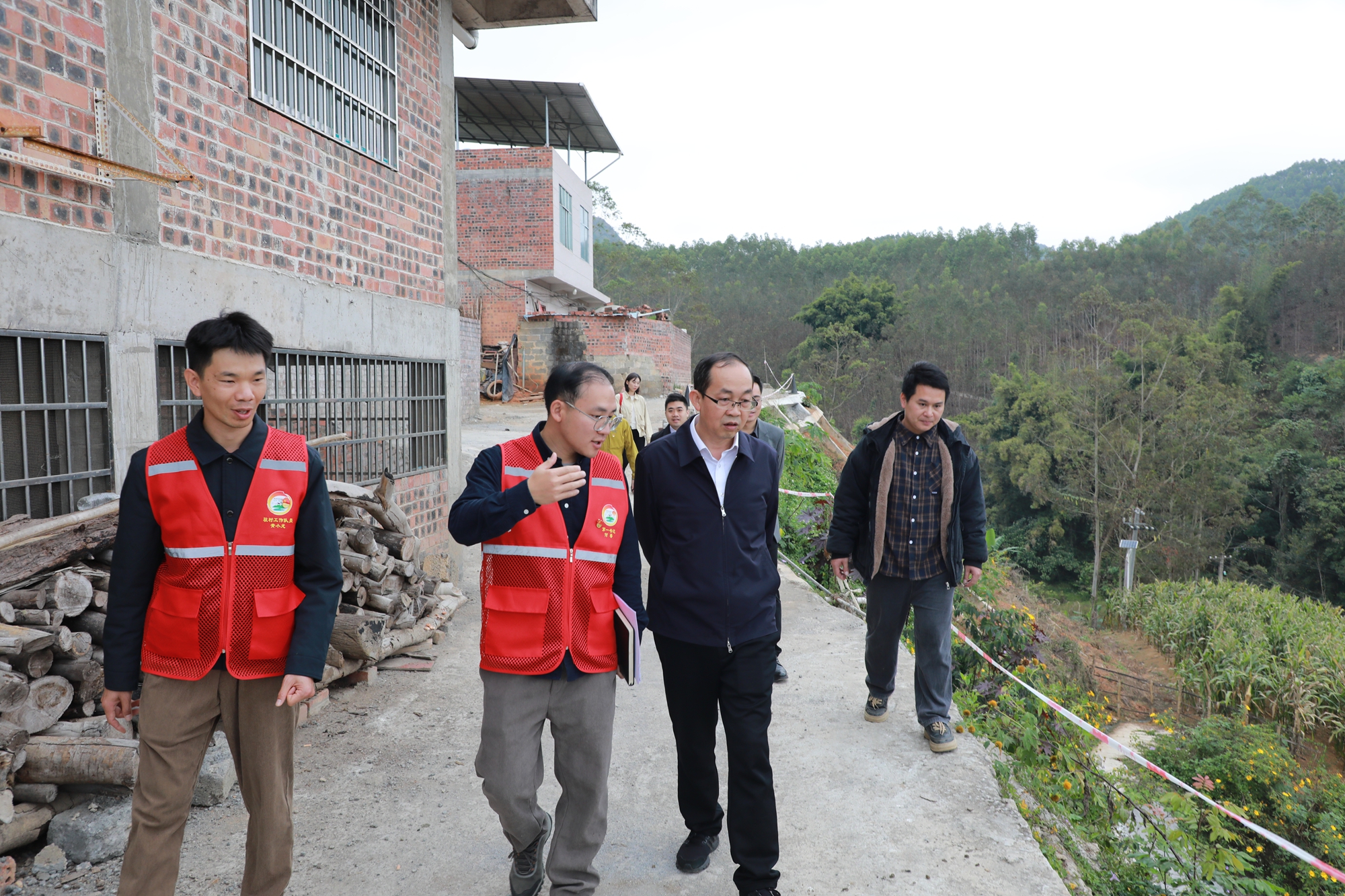 6.党委常委、副校长唐振宇调研村道安全防护栏建设情况_副本