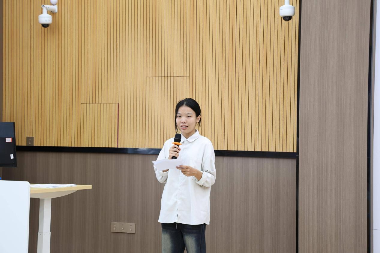 ▲2022级针灸推拿学2班李敏淇代表发言