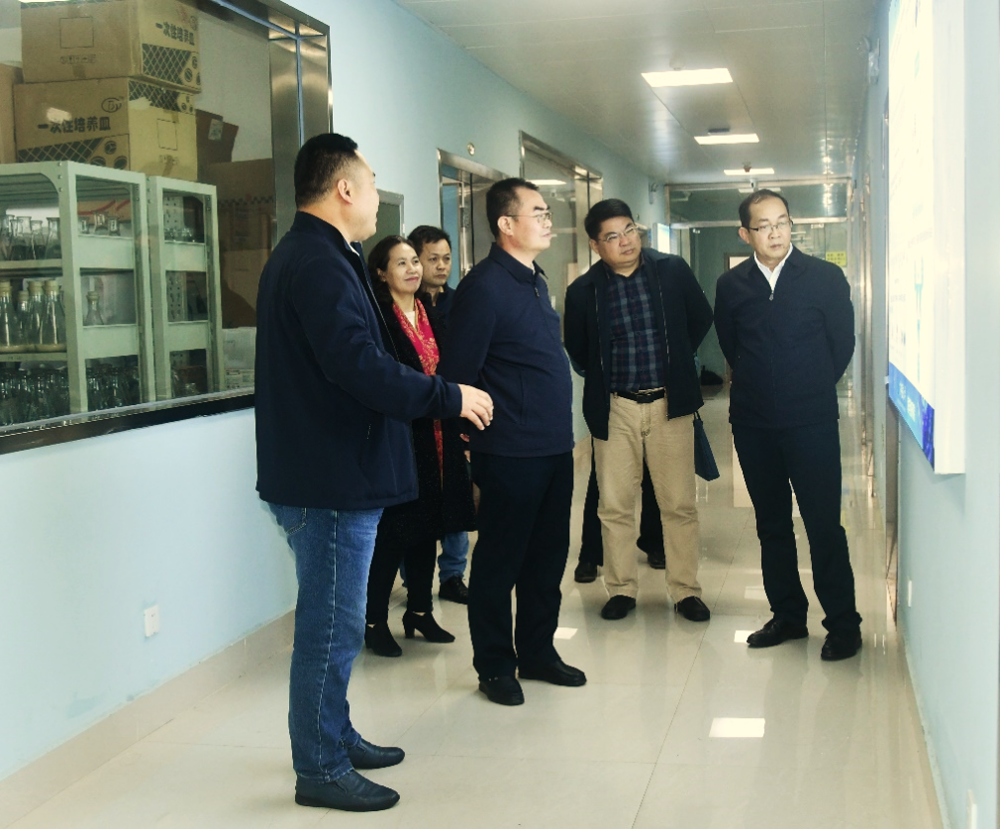 考察海洋药物研究院实验室