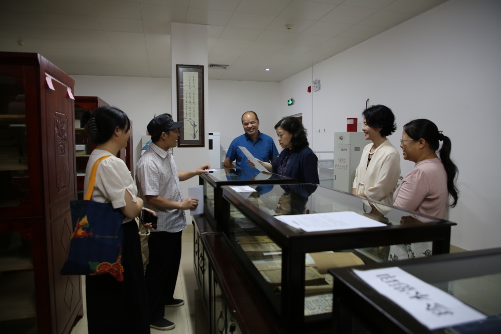 广西壮族自治区图书馆馆长秦小燕参观beat365图书馆古籍书库