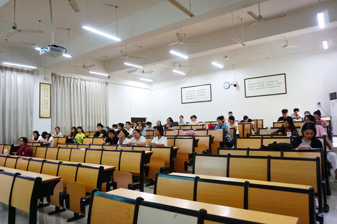 青马班的学员们在认真听讲