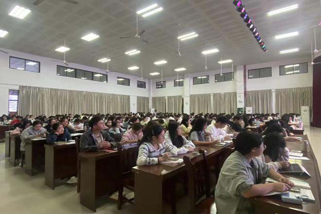 认真听讲的同学们_副本