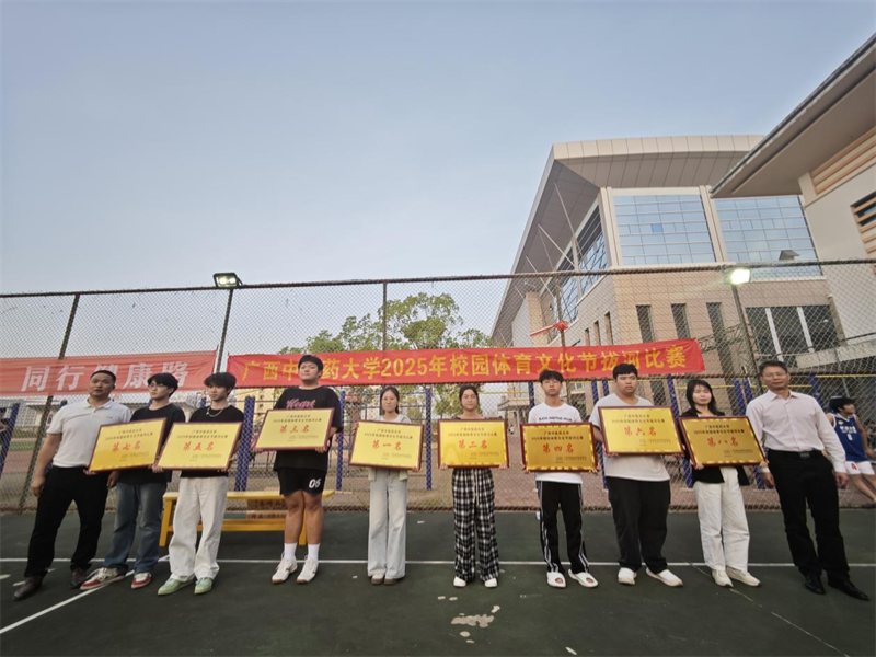 李荣源主任和黄华生副主任为获奖学院颁奖