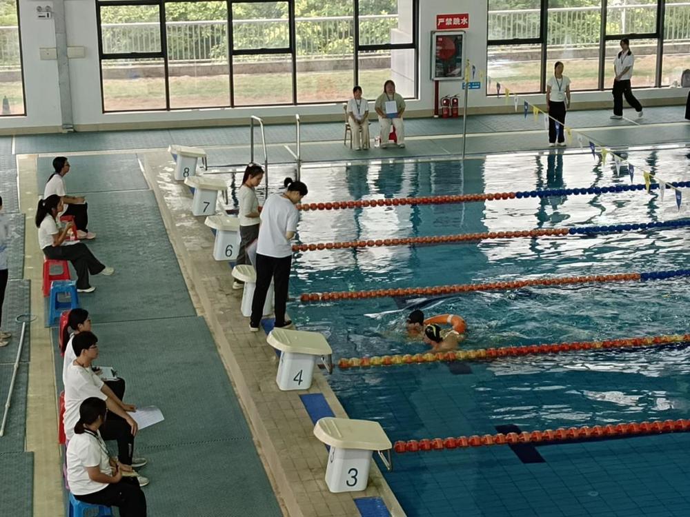 男子100米护花过河