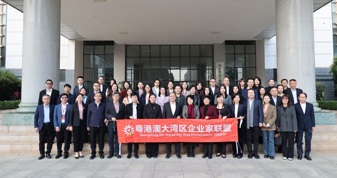 香港新华集团主席蔡冠深一行到学校调研