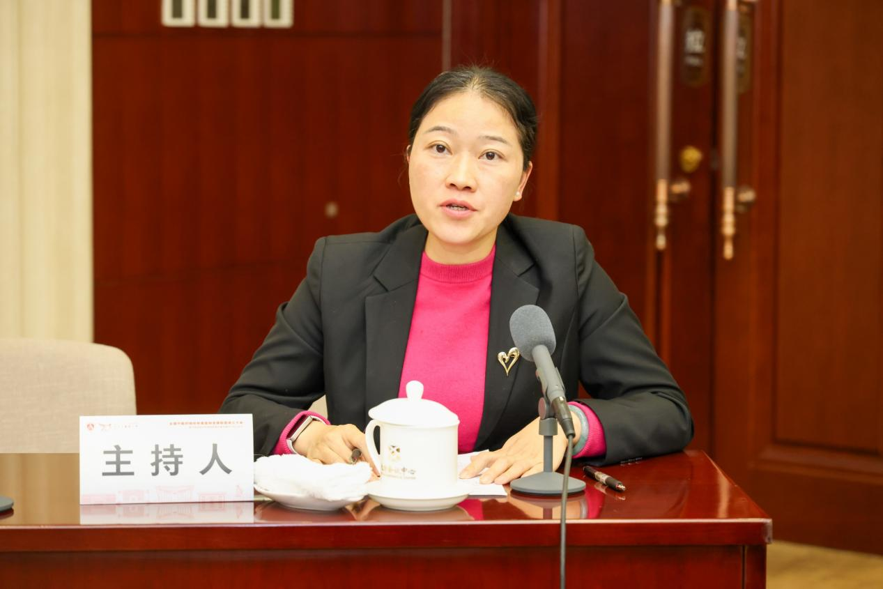 莫雪妮主持分论坛讲座