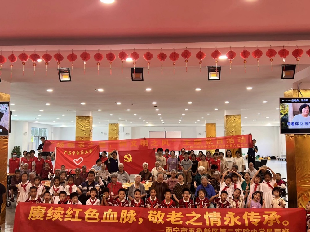 大厅里的人群  描述已自动生成